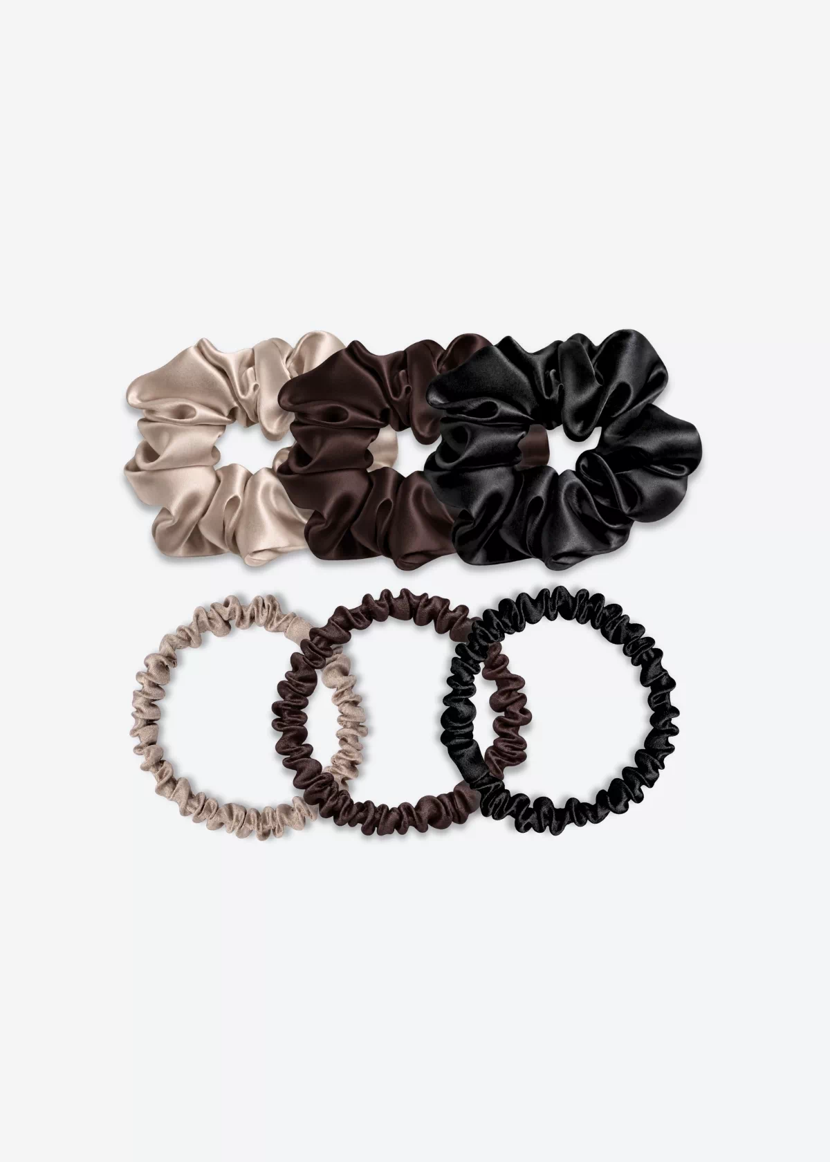 Trois grands chouchous et trois chouchous fins en soie, avec un de chaque taille en taupe, marron chocolat et noir.