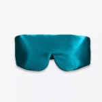 Masque bandeau réglable en soie bleu canard, vu de face.