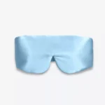 Masque bandeau réglable en soie bleu ciel, vu de face.
