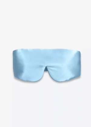 Masque bandeau réglable en soie bleu ciel, vu de face.