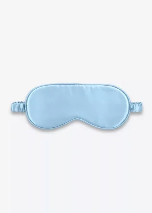 Masque de nuit classique en soie bleu ciel, vu de face.