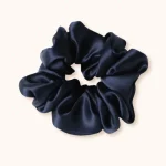 Chouchou en soie bleu nuit luxe pour cheveux