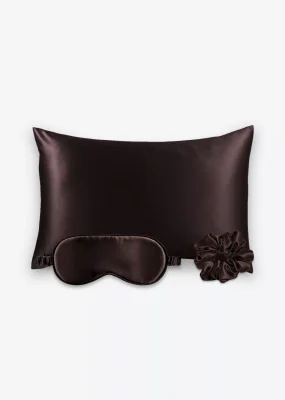 Coffret Les Essentiels : taie d’oreiller, masque de nuit classique et grand chouchou, tous en soie marron chocolat.